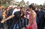 Vivek Oberoi Proposes Neha Sharma for Jayantabhai ki love story promotions in Bandra, Mumbai on 13th Feb 2013 (27).JPG